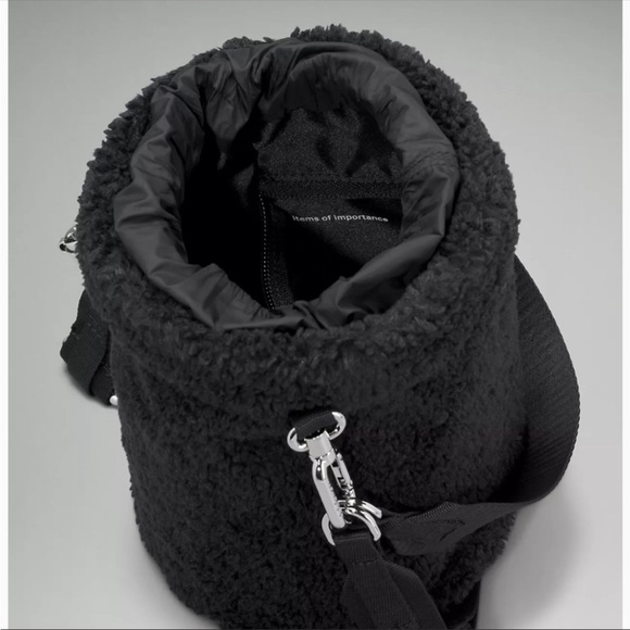 Lululemon Crossbody Fleece Bucket Bag in Black NWT - Picture 4 of 5